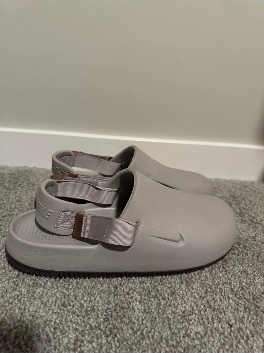 Nike size M10 Slip-On Sandals light grey